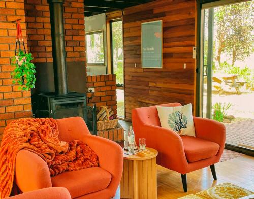 Ruang duduk di Sunset Beach Villa - Beach front home situated on the Huon River - Sleeps 8