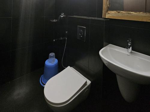 Ein Badezimmer in der Unterkunft Cliff End Beach Stay