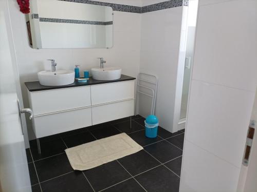 une salle de bain avec deux lavabos et un miroir dans l'établissement Contemporaine proche plage trez hir, à Plougonvelin