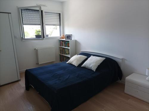 - une chambre avec un lit bleu et une étagère dans l'établissement Contemporaine proche plage trez hir, à Plougonvelin