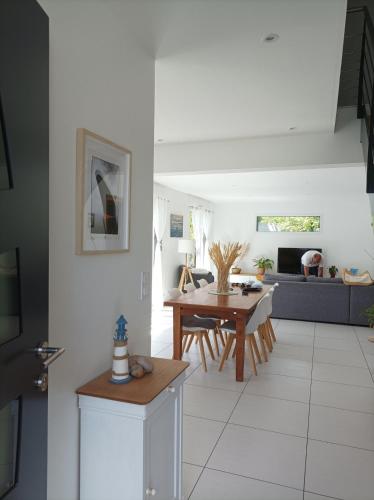 un salon avec une table et un canapé dans l'établissement Contemporaine proche plage trez hir, à Plougonvelin