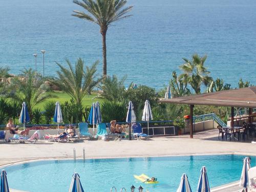 Bazén v ubytování Helios Bay Hotel and Suites nebo v jeho okolí
