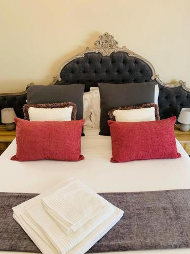 Ein Bett oder Betten in einem Zimmer der Unterkunft His Oath Guesthouse