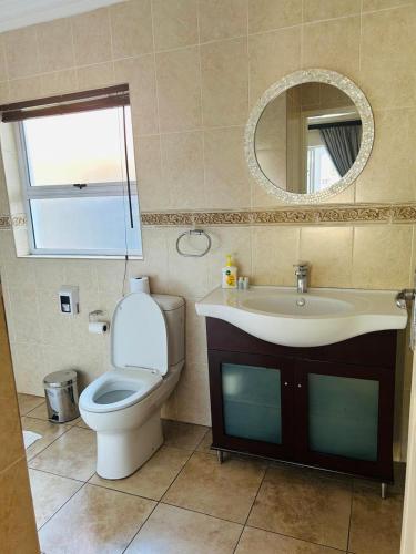 Ein Badezimmer in der Unterkunft His Oath Guesthouse