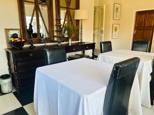 Ein Sitzbereich in der Unterkunft His Oath Guesthouse