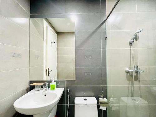 Un baño de 2BR - Rooftop Pool - Dqua Apt - Cozy For Family