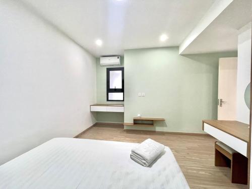 Una cama o camas en una habitación de 2BR - Rooftop Pool - Dqua Apt - Cozy For Family
