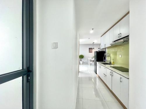 Una cocina o cocineta en 2BR - Rooftop Pool - Dqua Apt - Cozy For Family