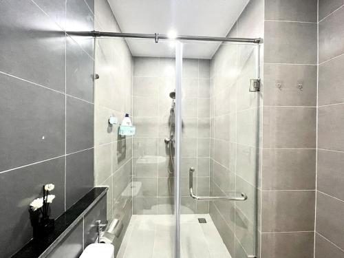 Un baño de 2BR - Rooftop Pool - Dqua Apt - Cozy For Family