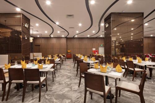 Un restaurante u otro lugar para comer en 2BR - Rooftop Pool - Dqua Apt - Cozy For Family