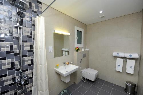 Ένα μπάνιο στο Al Mansour Park Inn Hotel&Apartment