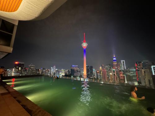 Piscine de l'établissement Ceylonz Suites KLCC By KL Tower ou située à proximité