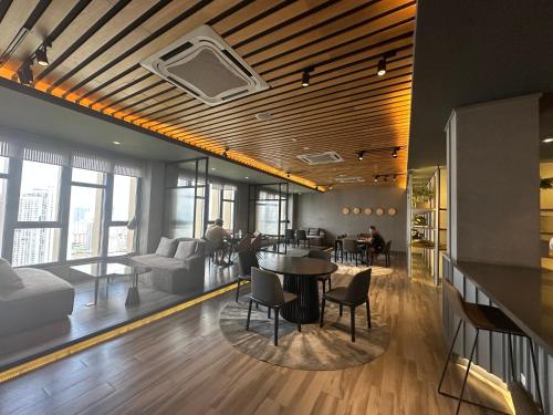 un hall avec une table et des chaises dans un bâtiment dans l'établissement Ceylonz Suites KLCC By KL Tower, à Kuala Lumpur