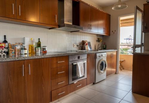 Η κουζίνα ή μικρή κουζίνα στο Modern 2BR Apt - Near Casino & MyMall - 3km Beach