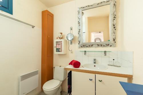 une salle de bain avec toilettes et lavabo dans l'établissement Le Chalet des Eucalyptus - à 200 m de la plage, à Fleury