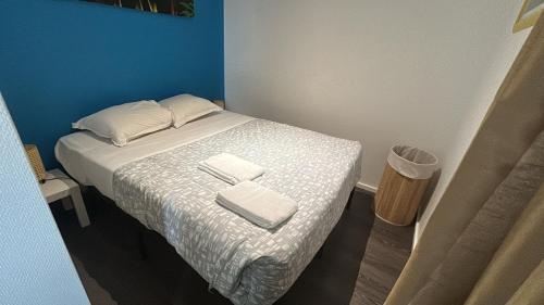 - une petite chambre avec un lit et 2 serviettes dans l'établissement Le COCON de Jaude F2 HyperCentre avec ascenseur 52Bonnabaud, à Clermont-Ferrand