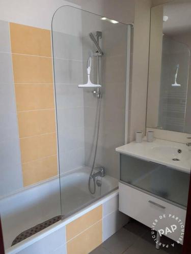une salle de bain avec une douche en verre et un lavabo dans l'établissement Maison de Vacances dans résidence Privée, à Argelès-sur-Mer