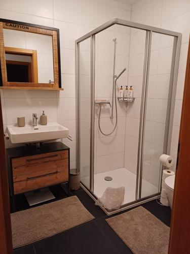 Koupelna v ubytování Spacieux appart - 2 chambres à coucher incl Jacuzzi Privé