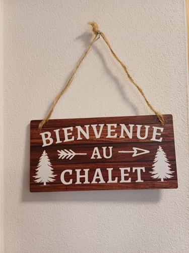 a sign that reads benzine au chalker hanging on a wall at Spacieux appart - 2 chambres à coucher incl Jacuzzi Privé in Leukerbad
