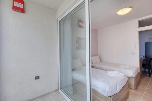 Una cama o camas en una habitación de New! Modern Studio in central Malta by SF Homes