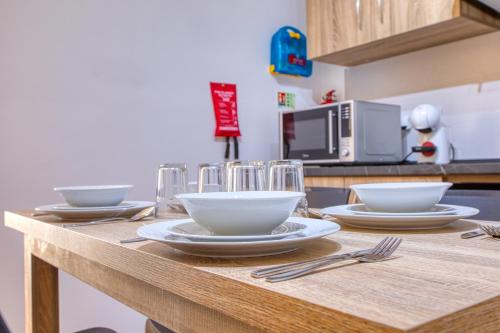Una cocina o cocineta en New! Modern Studio in central Malta by SF Homes