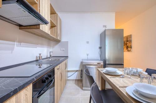 Η κουζίνα ή μικρή κουζίνα στο New! Modern Studio in central Malta by SF Homes