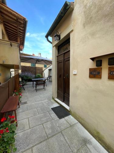 a entrance to a building with a wooden door at Bel Parco in Volterra