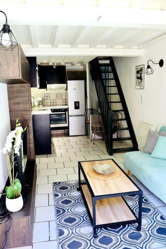 un salon avec un canapé et une table dans l'établissement Maison de ville Côte de Nacre, à Douvres-la-Délivrande