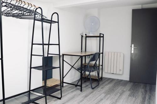 une pièce avec des étagères, une table et une échelle dans l'établissement Maison de ville Côte de Nacre, à Douvres-la-Délivrande