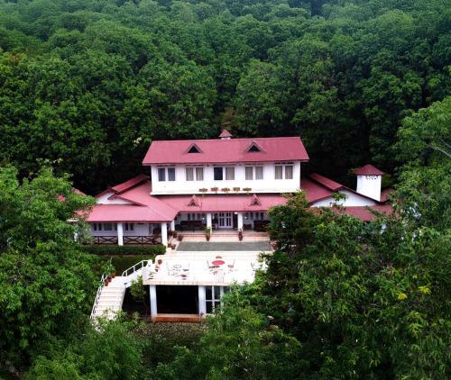 BhowāliにあるThe Kanaksh - Boutique Homestay Bhimtal , Nainitalの森の赤屋根の大家