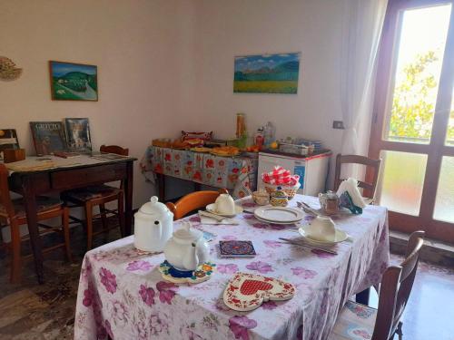 comedor con mesa y set de té en B&B Il Sentiero di Assisi, en Asís
