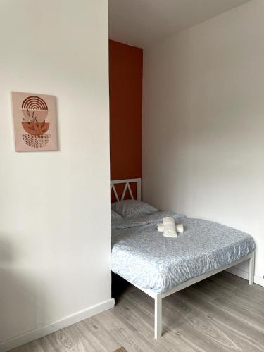 une petite chambre avec un lit dans le coin dans l'établissement Lumineux & Chic sur Villars, à Valenciennes
