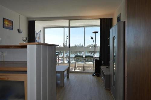 un salon avec vue sur l'océan dans l'établissement Appt 2 pièces Le Grau d'Agde - CT445-025, au Grau-dʼAgde
