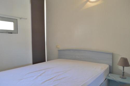 - une chambre blanche avec un lit et une lampe dans l'établissement Appt 2 pièces Le Grau d'Agde - CT445-025, au Grau-dʼAgde