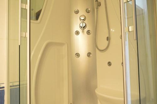 une salle de bain avec douche et toilettes dans l'établissement Appt 2 pièces Le Grau d'Agde - CT445-025, au Grau-dʼAgde