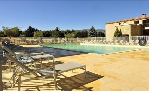 résidence avec piscines à proximité de Gordes