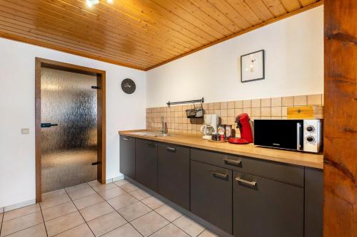 a kitchen with a counter top with a microwave at Ferienwohnung Boddenberg in Waldbröl