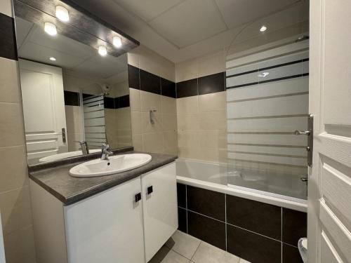 une salle de bain avec un lavabo, une douche et une baignoire dans l'établissement résidence avec piscines à proximité de Gordes, à Gordes