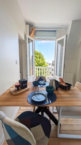 une salle à manger avec une table et une grande fenêtre dans l'établissement Studio Il Nido 1, wifi, parking à 50m de la plage, à Villers-sur-Mer