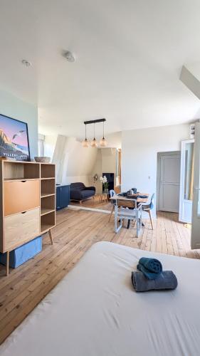 une chambre avec un lit et un salon dans l'établissement Studio Il Nido 1, wifi, parking à 50m de la plage, à Villers-sur-Mer