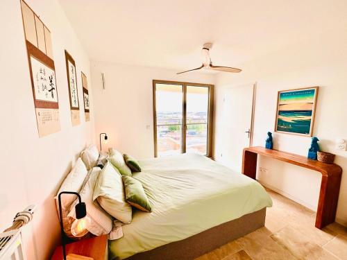 une chambre avec un grand lit et une fenêtre dans l'établissement Duplex Avec Terrasse Dans Le Ciel Bordelais, à Bordeaux