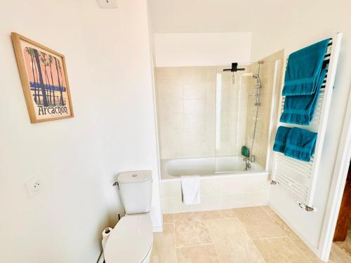 une salle de bain blanche avec toilettes et baignoire dans l'établissement Duplex Avec Terrasse Dans Le Ciel Bordelais, à Bordeaux