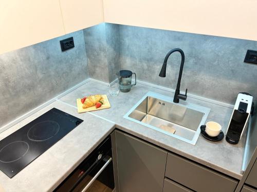 una encimera con fregadero y un teléfono. en Comfort Modern Central Apt, en Haskovo
