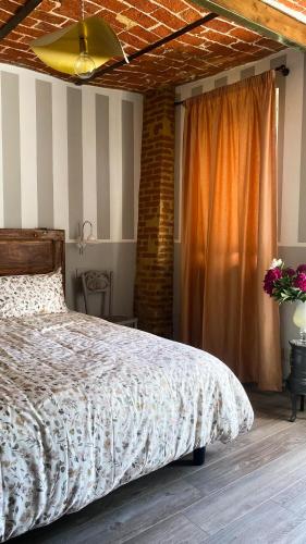 a bedroom with a bed and a ceiling fan at Le Zucche Vuote in Quargnento