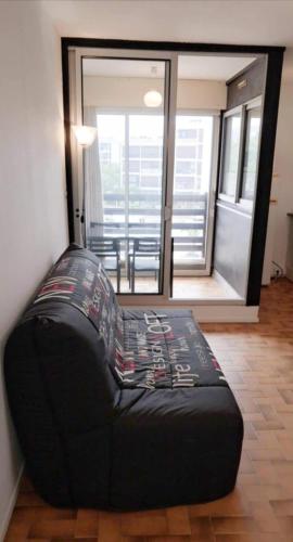 - un grand fauteuil pour poufs dans une chambre avec fenêtre dans l'établissement Studio en bord de mer, à Saint Cyprien Plage