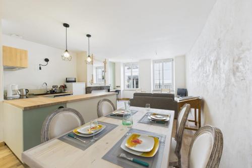 Stylish Renovated Flat in Central Clermont-Ferrand 2 min from Jaude!