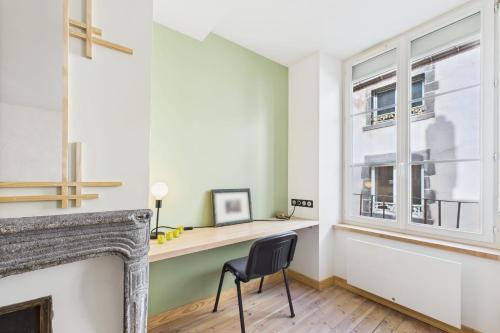 - un salon avec une chaise et une cheminée dans l'établissement Stylish Renovated Flat in Central Clermont-Ferrand 2 min from Jaude!, à Clermont-Ferrand