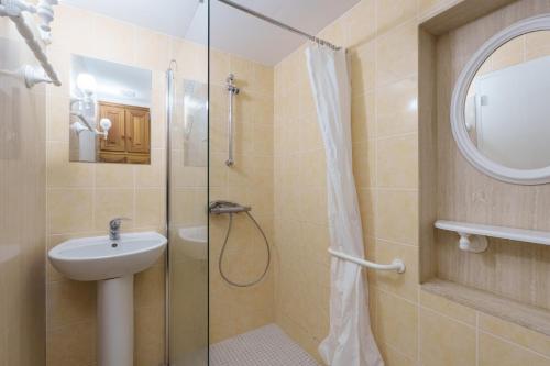 a bathroom with a shower and a sink at La Maison et son jardin sur le Canal de Bourgogne in Ravières