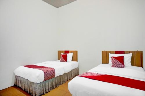 Una cama o camas en una habitación de Hotel O Banda Aceh near Masjid Raya Baiturrahman formerly Wisma Tsacita