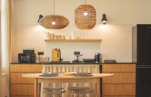 Η κουζίνα ή μικρή κουζίνα στο Cozy 1BR Apartment - By Wehost